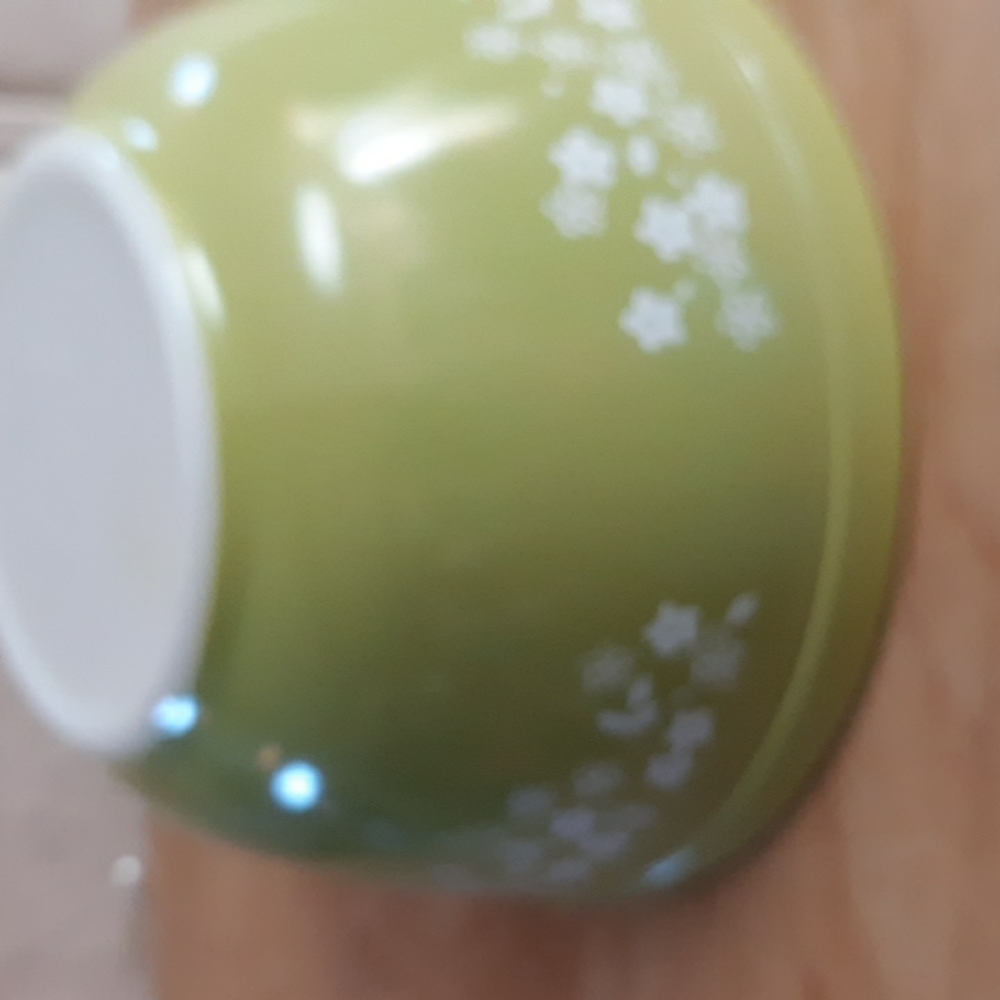 Pyrex 1 1/2 quart vintage bowl in lime green.